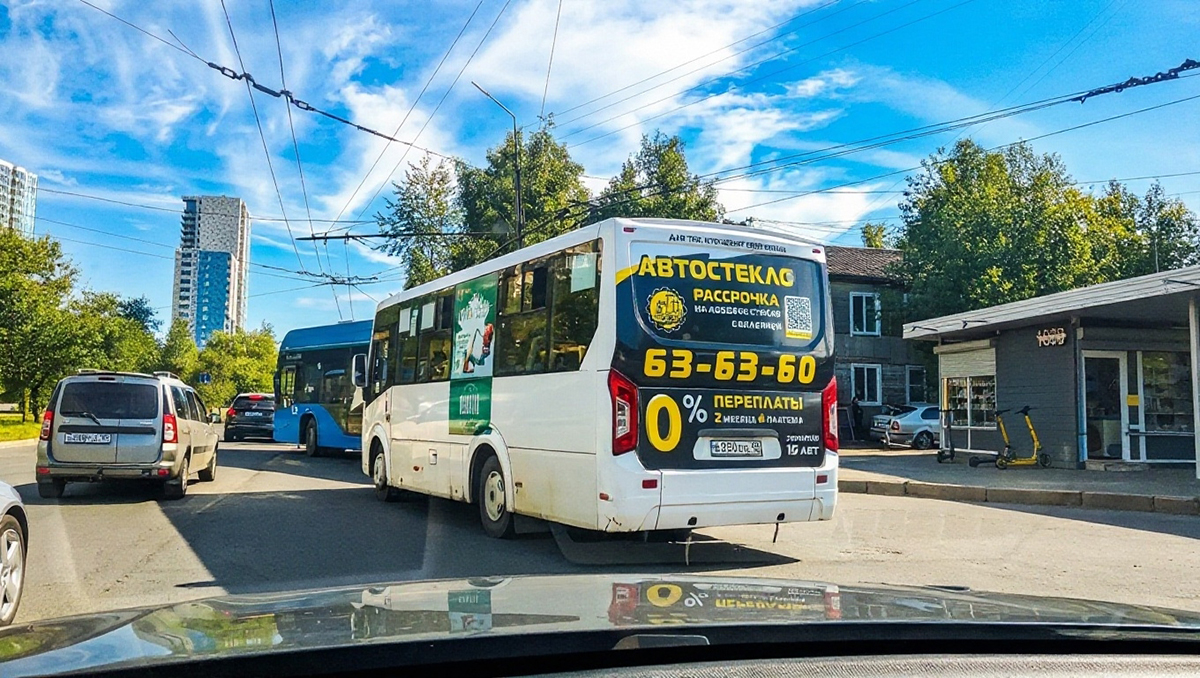 Брендированный автобус на маршруте