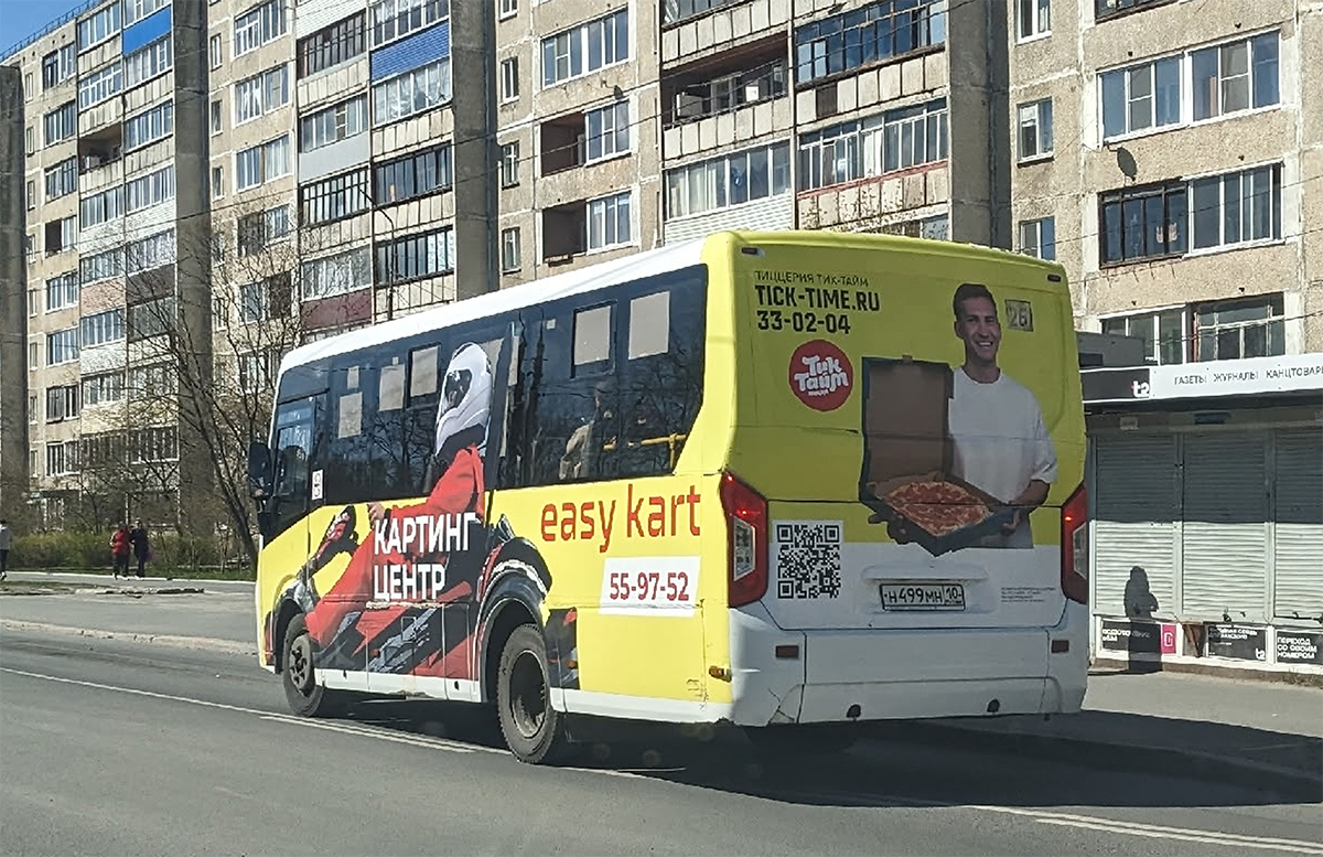 Борт автобуса с рекламной оклейкой