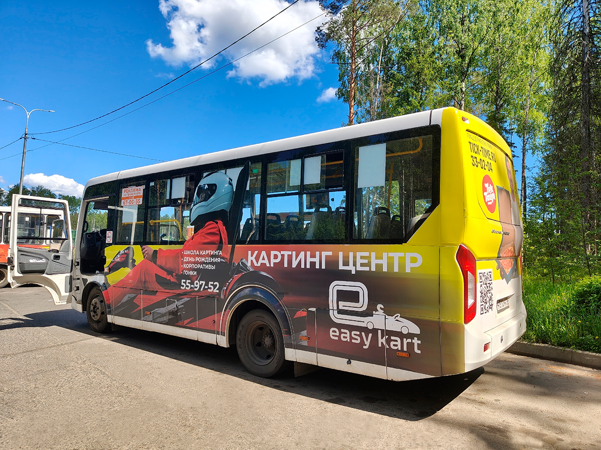 Городской автобус с наружной рекламой