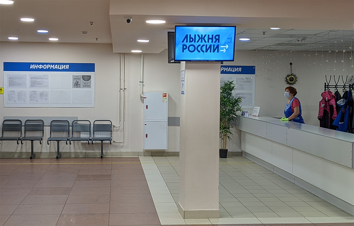 Экран с рекламой в спортивном центре